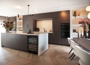 Waarom donker hout zo mooi werkt in een luxe keuken