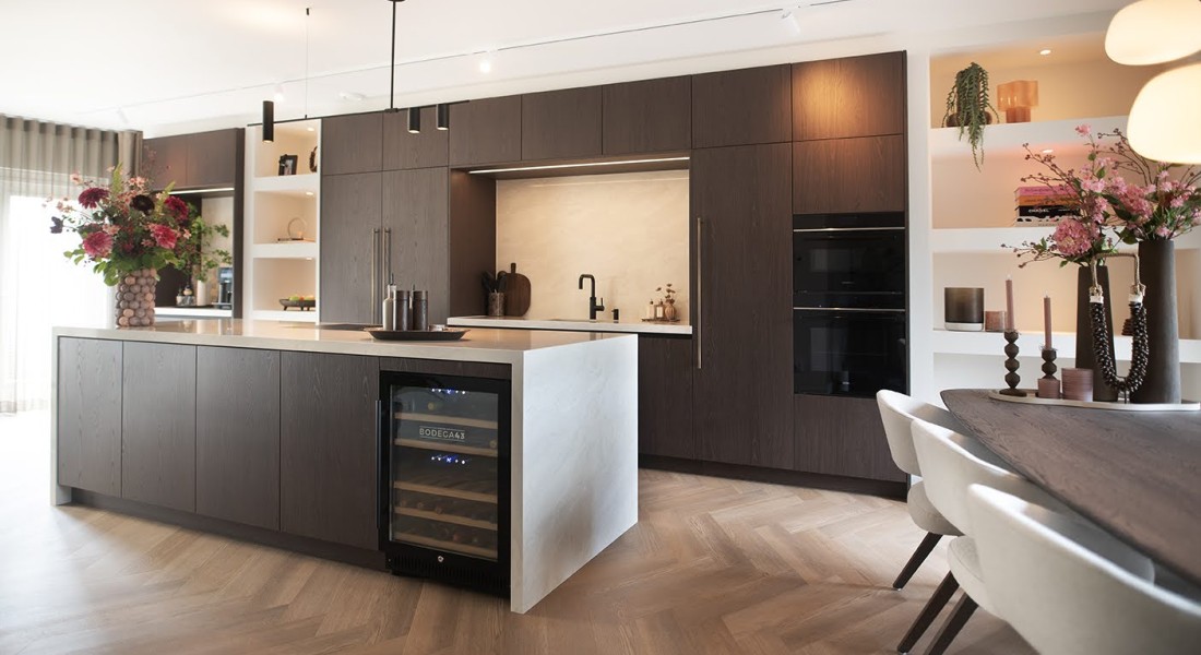 Waarom donker hout zo mooi werkt in een luxe keuken