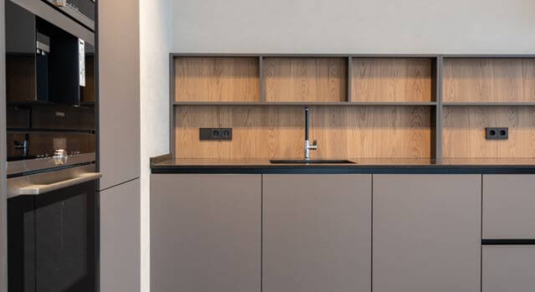 Ruimte maken voor de ideale leefkeuken door de hoogte in te gaan