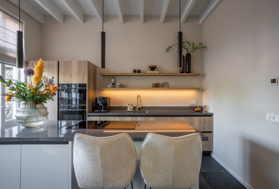 Binnenkijken: een warme keuken die helemaal opgaat in het interieur