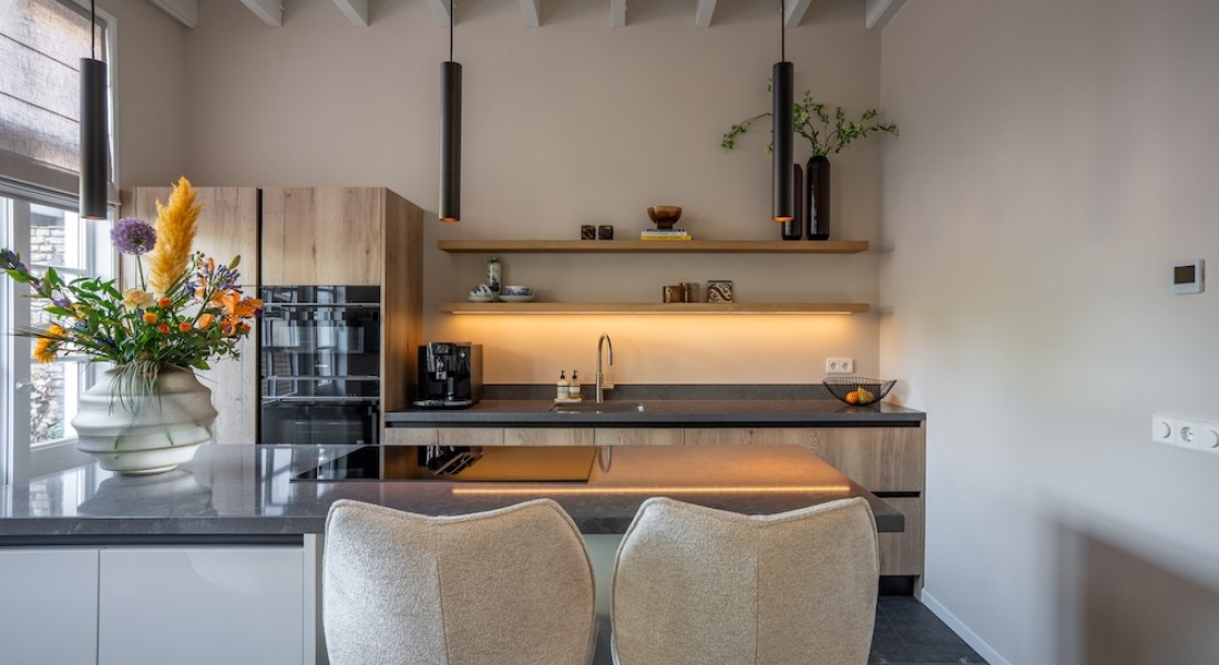 Binnenkijken: een warme keuken die helemaal opgaat in het interieur