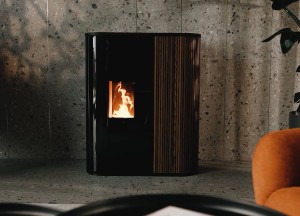 RIKA 1951 design pelletkachel met gebogen glas - RIKA: Houtkachels, pelletkachels en combikachels