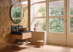 Hout en aardetinten geven de moderne badkamer meer sfeer - 