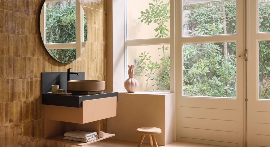 Hout en aardetinten geven de moderne badkamer meer sfeer