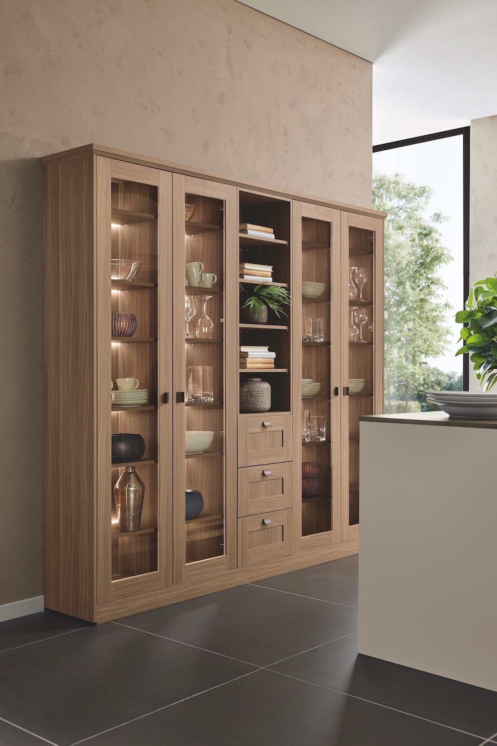 Vitrinekast licht notenhout | i-luminate by Pronorm