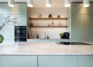 Lichtgroene keuken met kookeiland | Kitchenstudio - Kitchenstudio