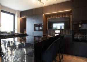 Luxe zwarte keuken met marmeren kookeiland | Kitchenstudio - Kitchenstudio