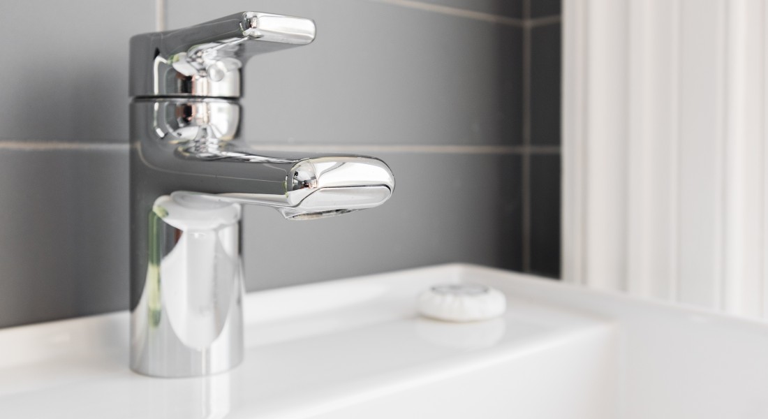 Aluminium kozijnen die je badkamer lichter en strakker maken