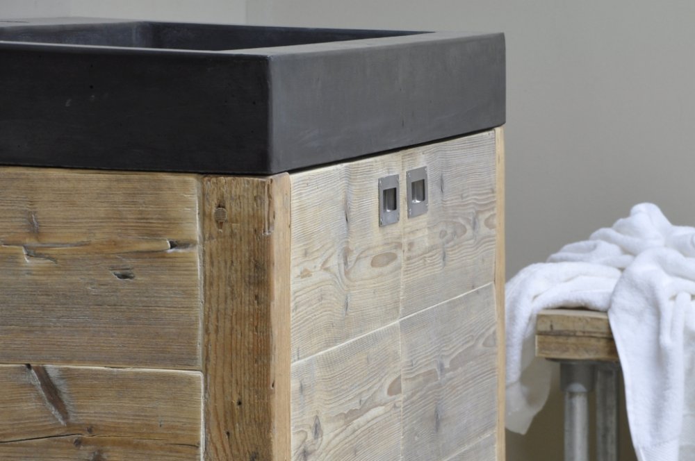 Betonnen wasbak met houten badkamermeubel