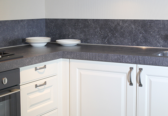 Toplaminaat met gefrijnde randlijst