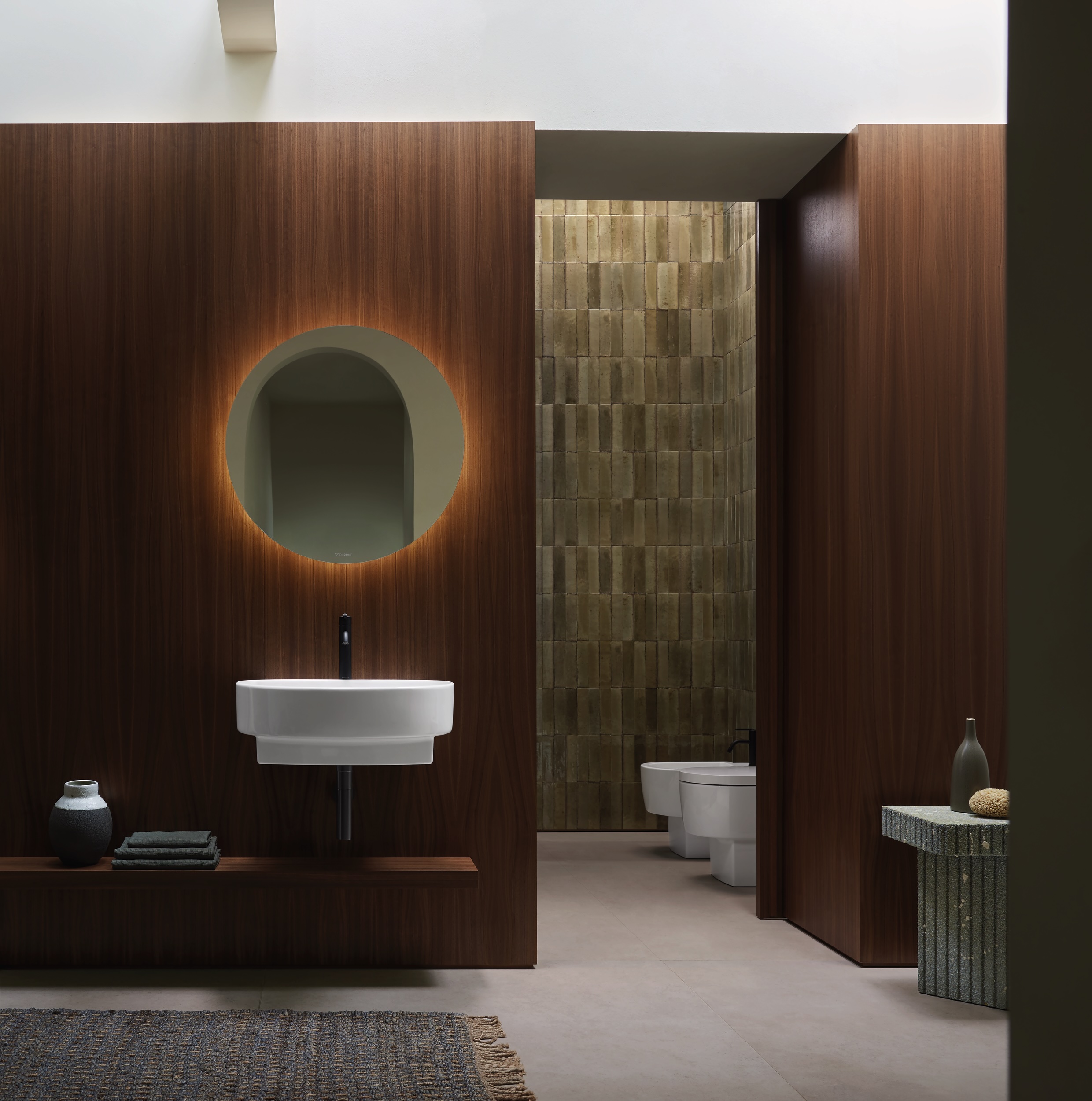 Foto Hout en aardetinten geven de moderne badkamer meer sfeer FotoHout en aardetinten geven de moderne badkamer meer sfeer