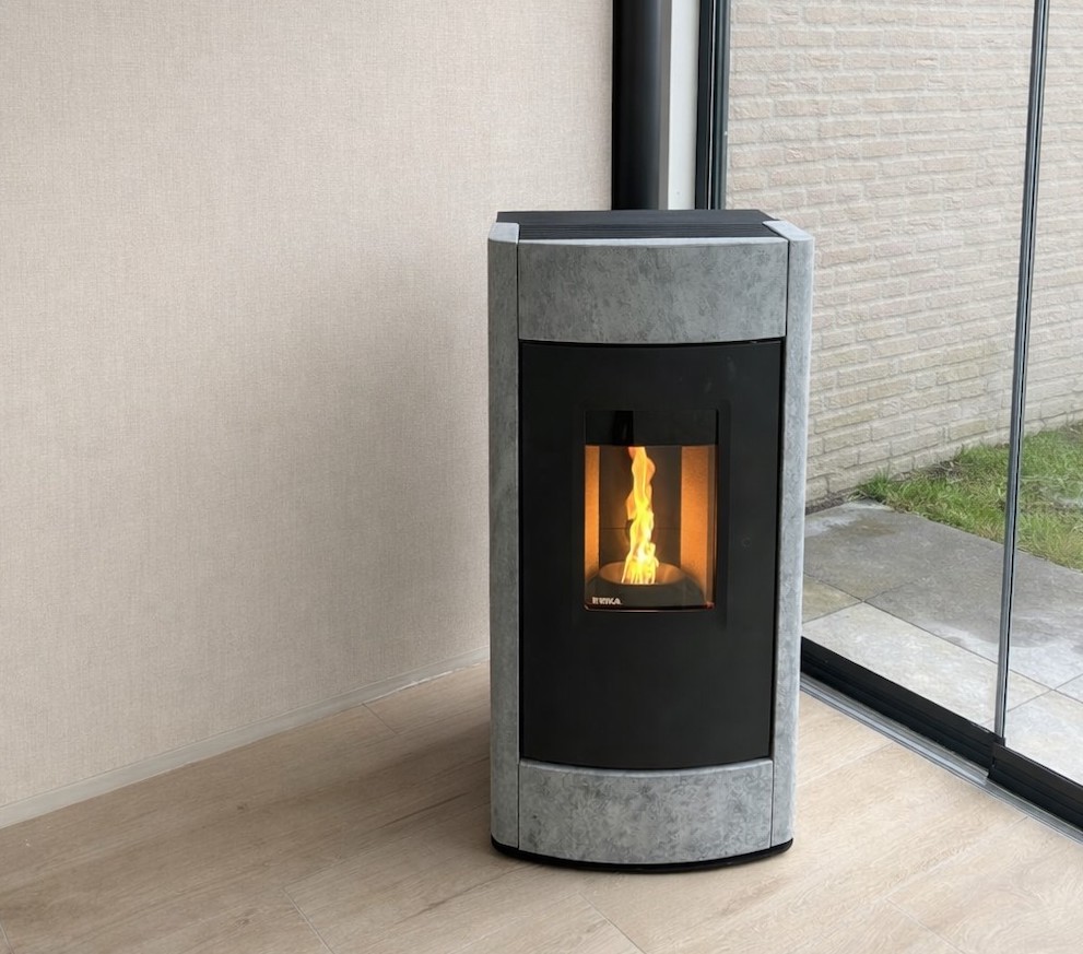 Foto Stil, sfeervol en energiezuinig verwarmen met deze bijzondere pelletkachel FotoStil, sfeervol en energiezuinig verwarmen met deze bijzondere pelletkachel