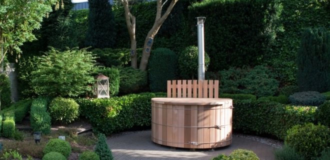 In Scandinavische sferen met een houten hottub in de tuin