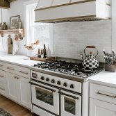 ILVE Majestic 100 cm - wit met brons in een klassiek keuken