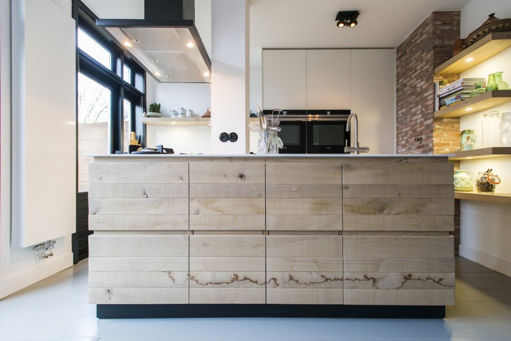 JP Walker minimalistische ruw houten keuken
