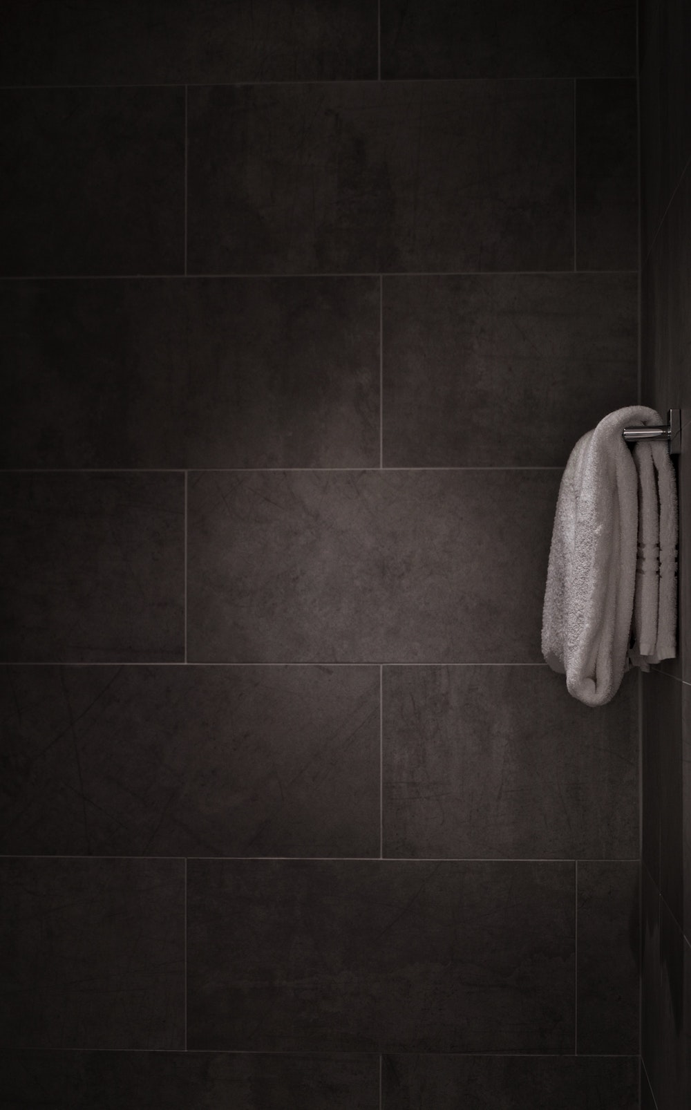 Nieuwe tegels voor je badkamer. Badkamertegels van Sanitairkamer #tegels #badkamer #badkamertegels #verbouwen #renovatie