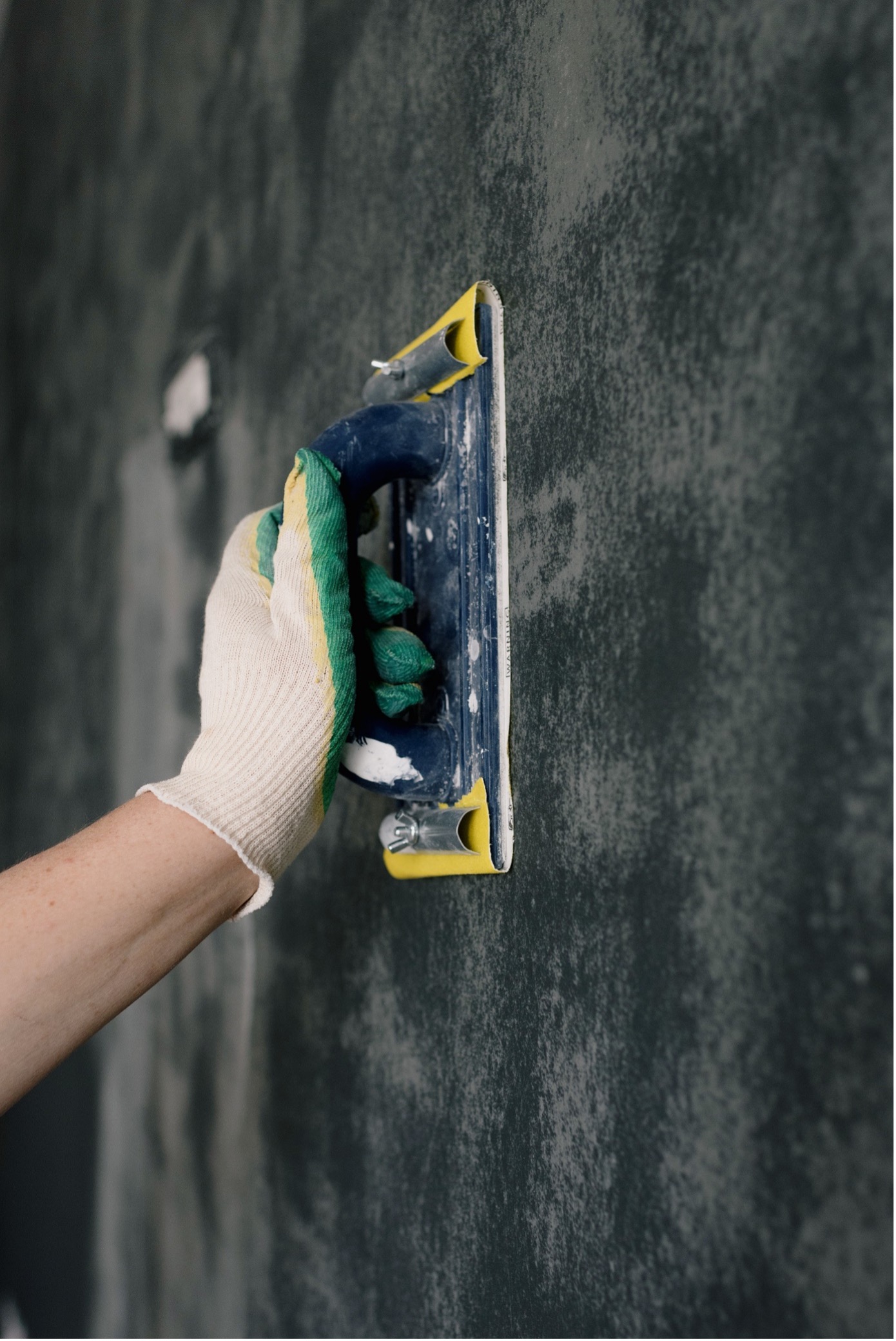 Het laten stucen van een muur heeft veel voordelen. Lees 3 tips bij het inhuren van een stukadoor #stucen #verbouwen #renoveren #stukadoor