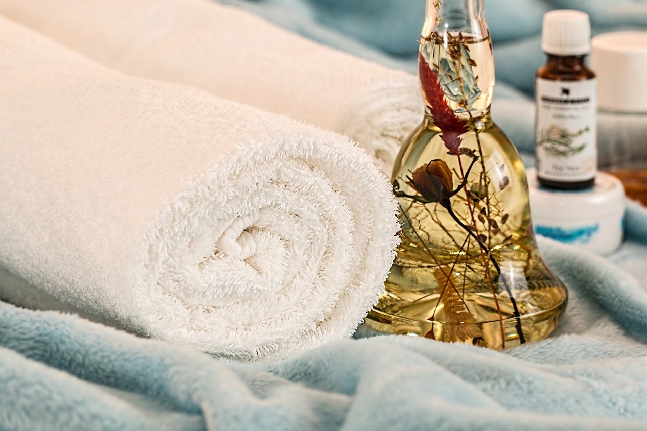 Maak van de badkamer een rustgevende wellness. Tips #badkamer #badkameridee #badkamertips #fonteyn #spa #sauna