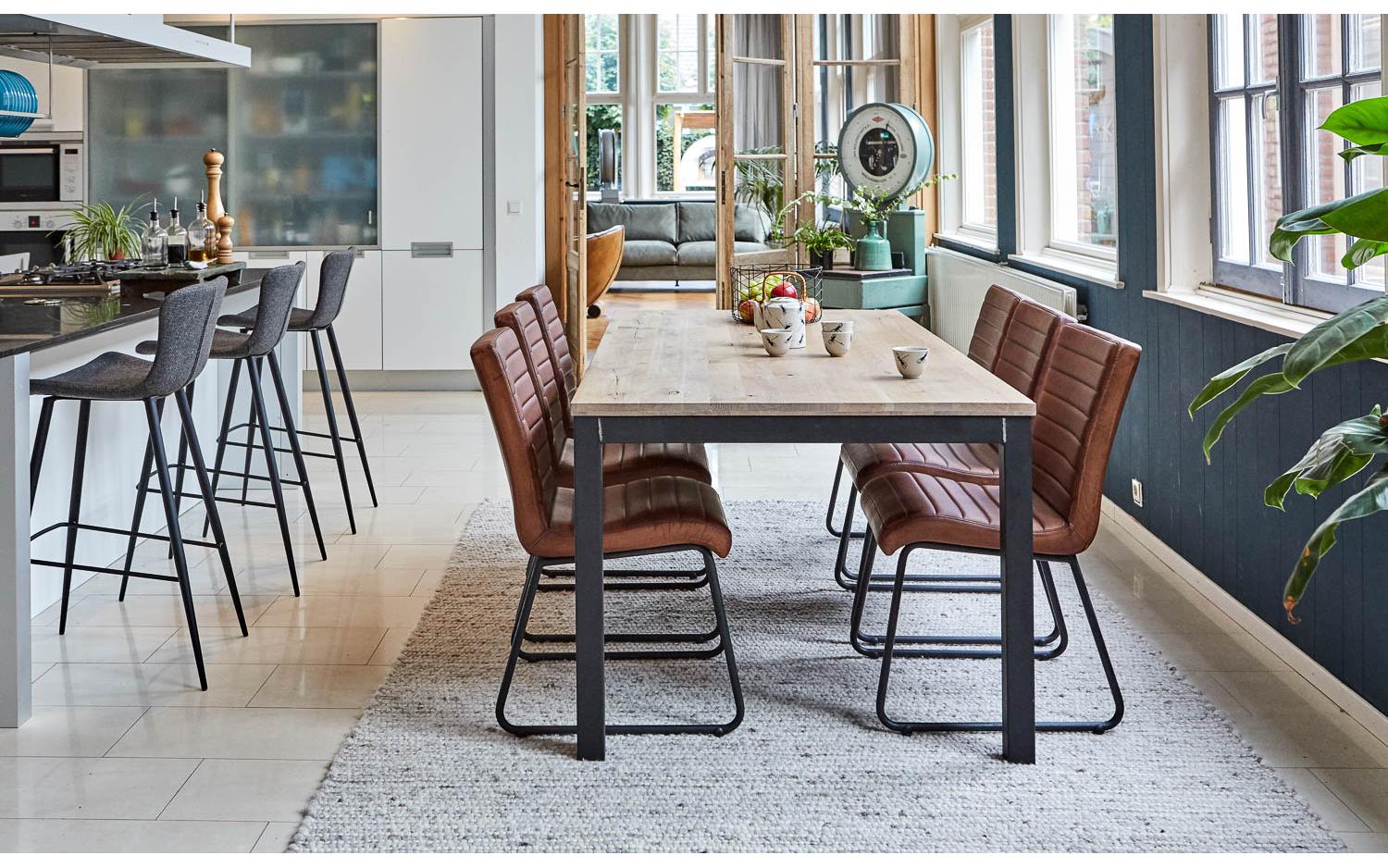 Ook een bar in de keuken? Keukeninspiratie via Goossens Wonen #keuken #keukeninspiratie #barstoelen #goossenswonen