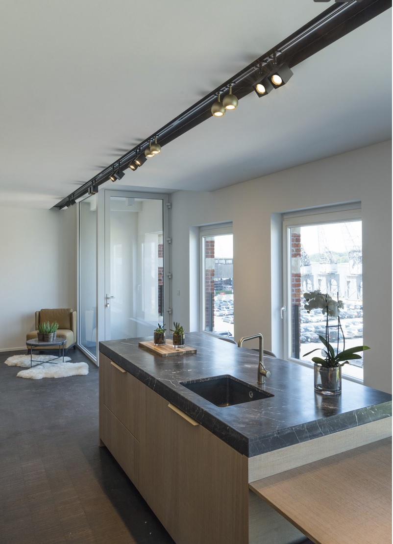 Railverlichting met spots in de keuken #keukeninspiratie #keukenverlichting #keuken #verlichting #railverlichting