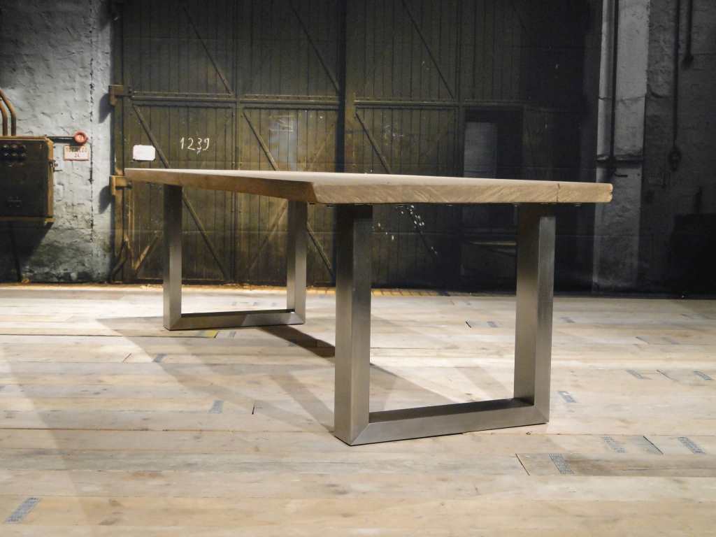 Robuuste houten tafel op laminaatvloer