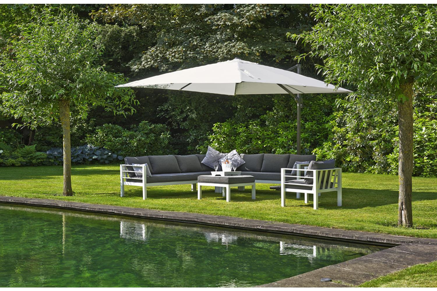 Schaduw in de tuin met een zweefparasol #zweefparasol #zonwering #tuin #terras