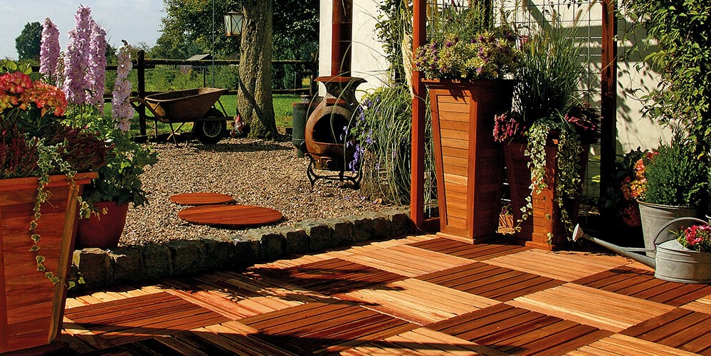 Sfeervolle houten vlondertegels voor terras en tuin #vlondertegels #vlonders #terras #homingxl