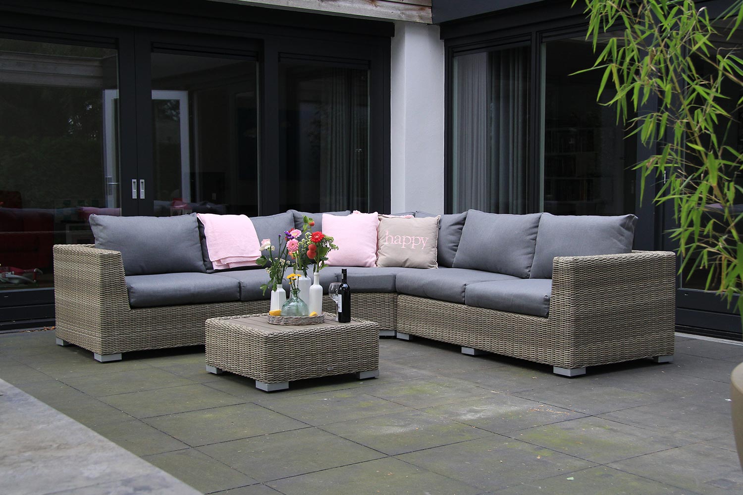 Tuinmeubelen voor terras en tuin. Tuin inrichten #tuin #terras #tuinmeubelen #loungeset