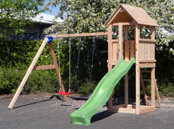 Kinderen spelen in je eigen tuin met een speelhuisje #grootplezier #tuin #speelhuisje