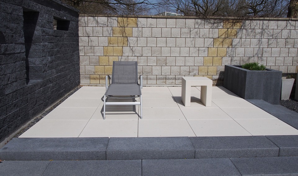 Terras met tegels keramiek op beton #terrastegels #tegeltrends #tuin #tuininspiratie