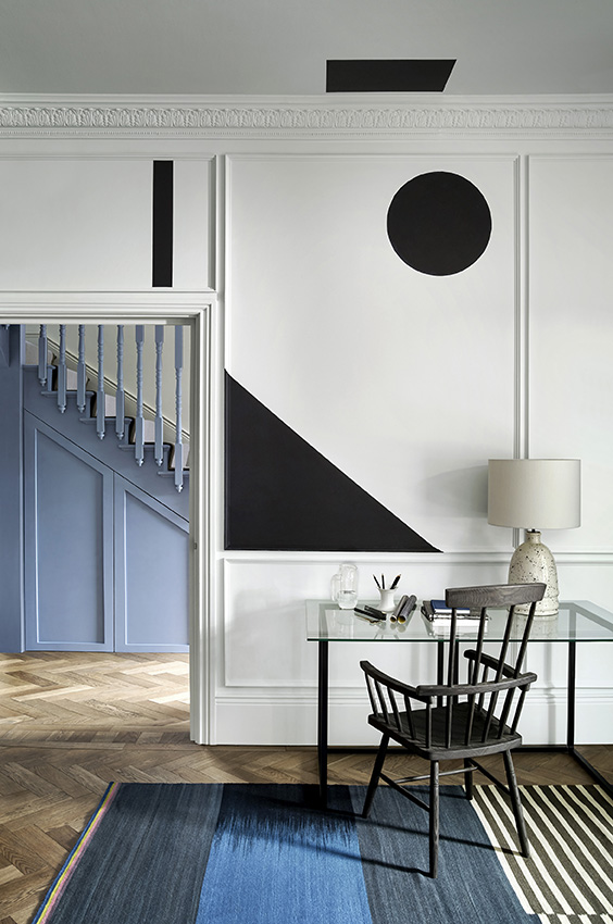 Interieur zwart wit en blauw met Monochrome kleurenkaart van Paper and Paint Library #verf #zwartwit #interieur