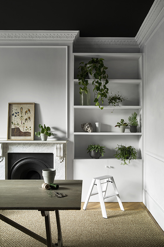 Interieur zwart wit met Monochrome kleurenkaart van Paper and Paint Library #verf #zwartwit #interieur