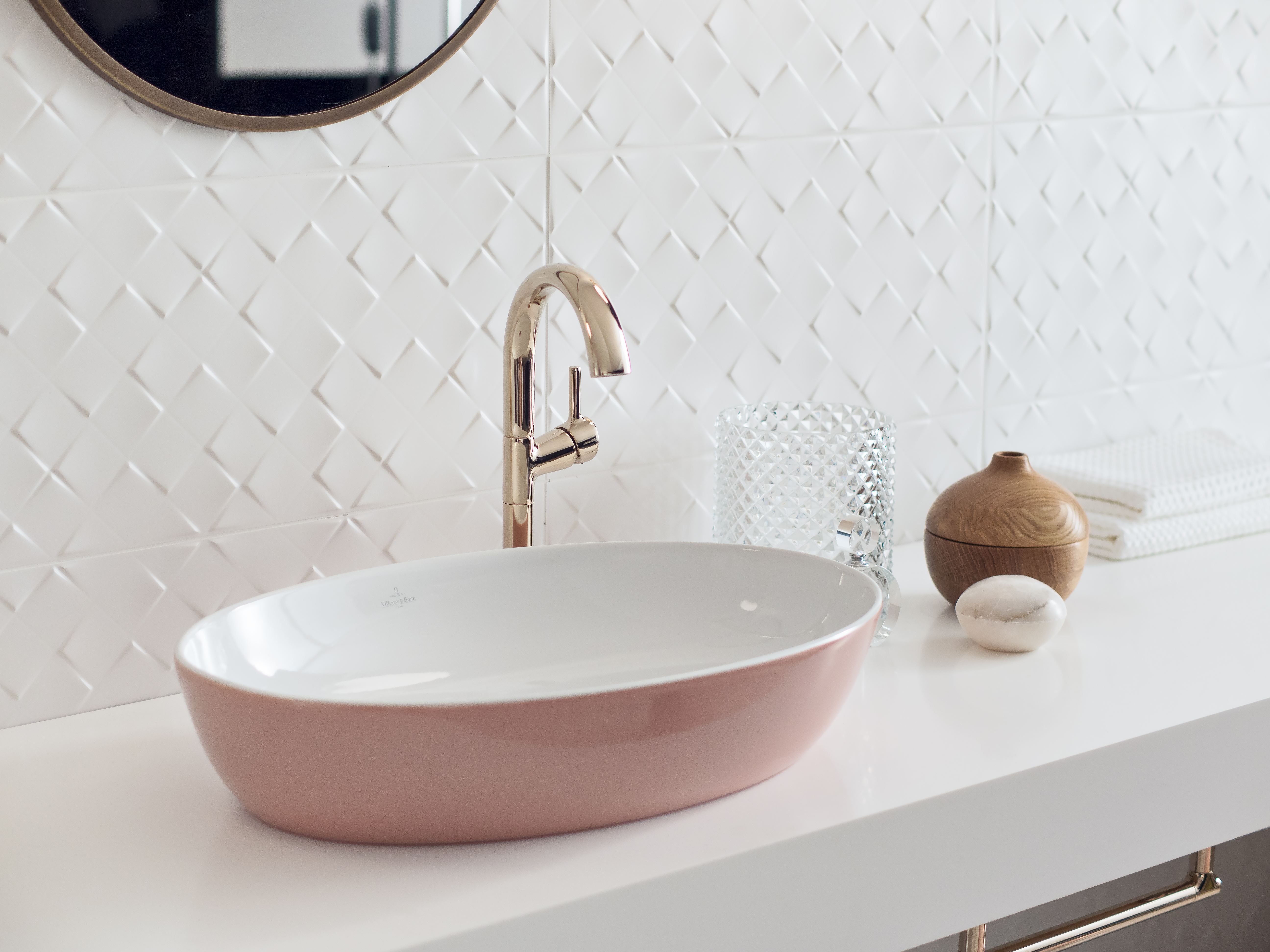 Blog UW-woonmagazine Kleuraccenten voor een sfeervolle badkamer Artis roze wastafel Villeroy and Boch