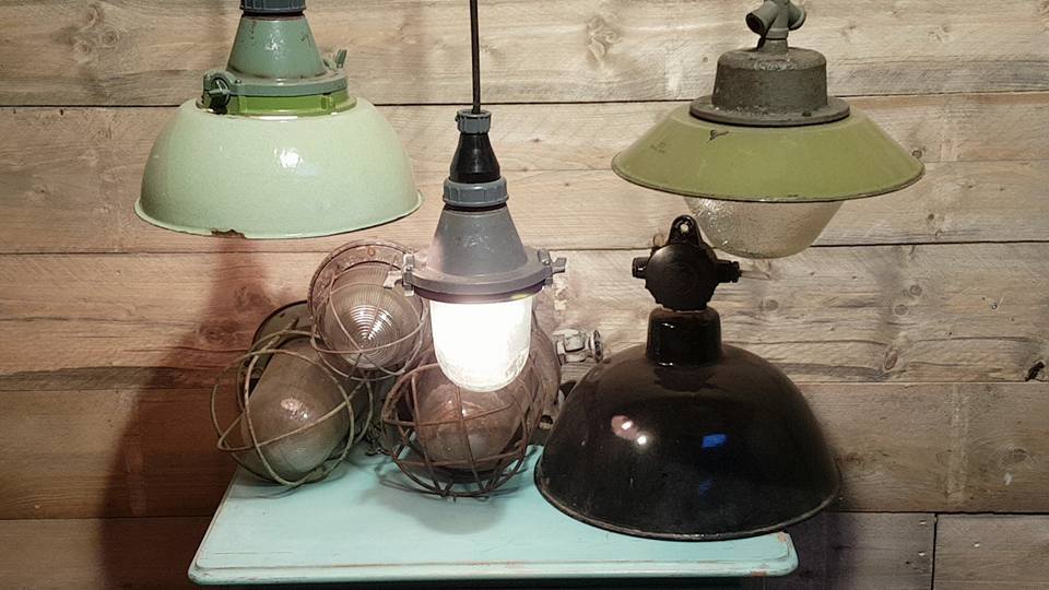 UW-woonmagazine blog Nostalgisch Interieur vintage verlichting Brocanteschuur de Boshuuze