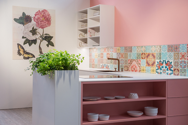 UW-woonmagazine blog Zachte pastelkleuren in huis geven zomers effect door Styling ID keller keuken