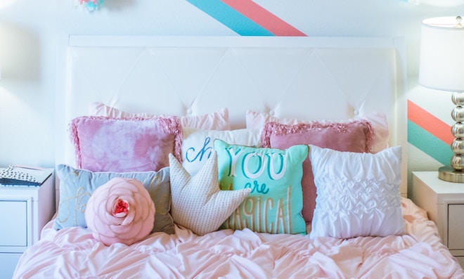 UW-woonmagazine blog Zachte pastelkleuren in huis geven zomers effect door Styling ID bed