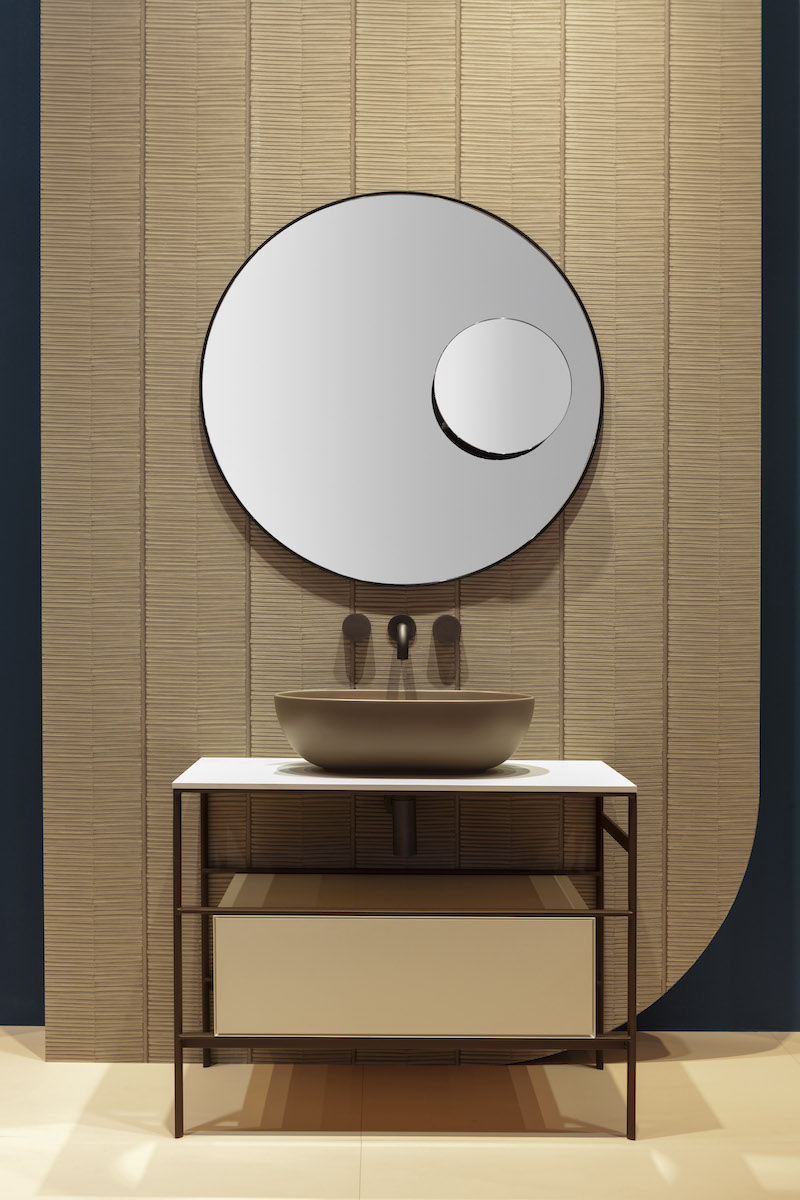 Badkamer met Opi badkamermeubel met opzetwastafel in natuursteen kleur en spiegel #badkamer #badkamermeubel #wastafel #spiegel #lucasanitair #madeinitaly #design
