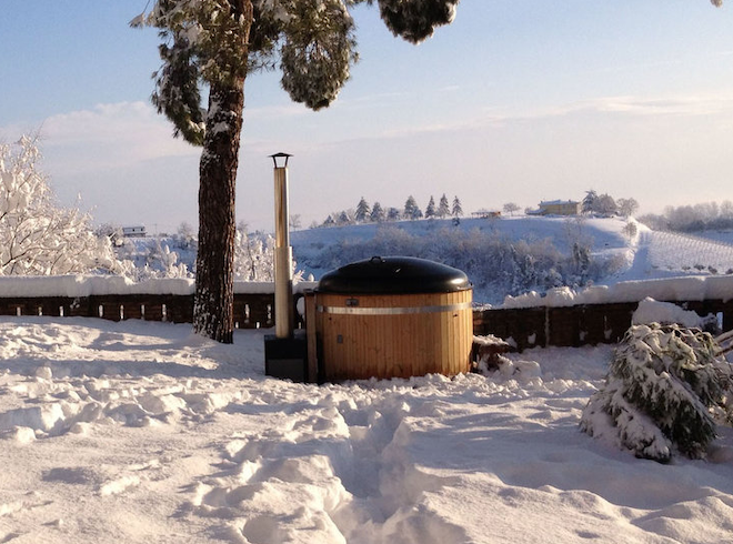 vanuit-de-hottub-genieten-van-de-sneeuw