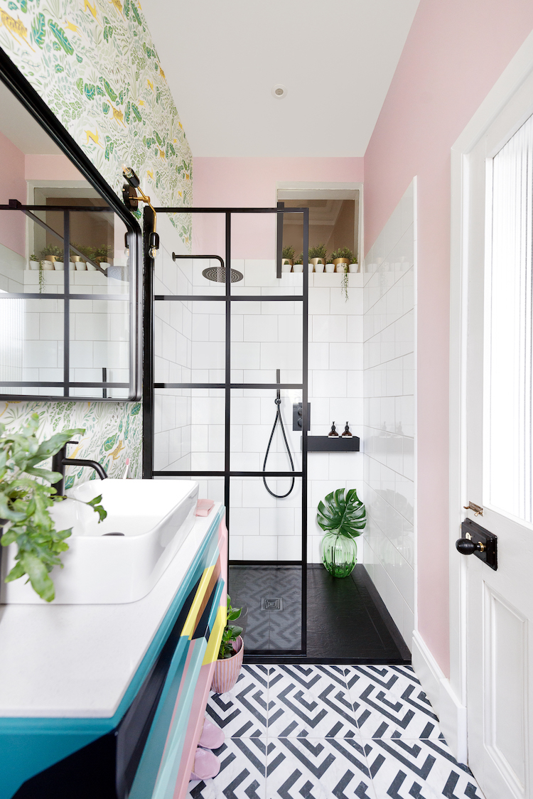 Douchewand met zwart frame van Drench #badkamer #douche #douchewand