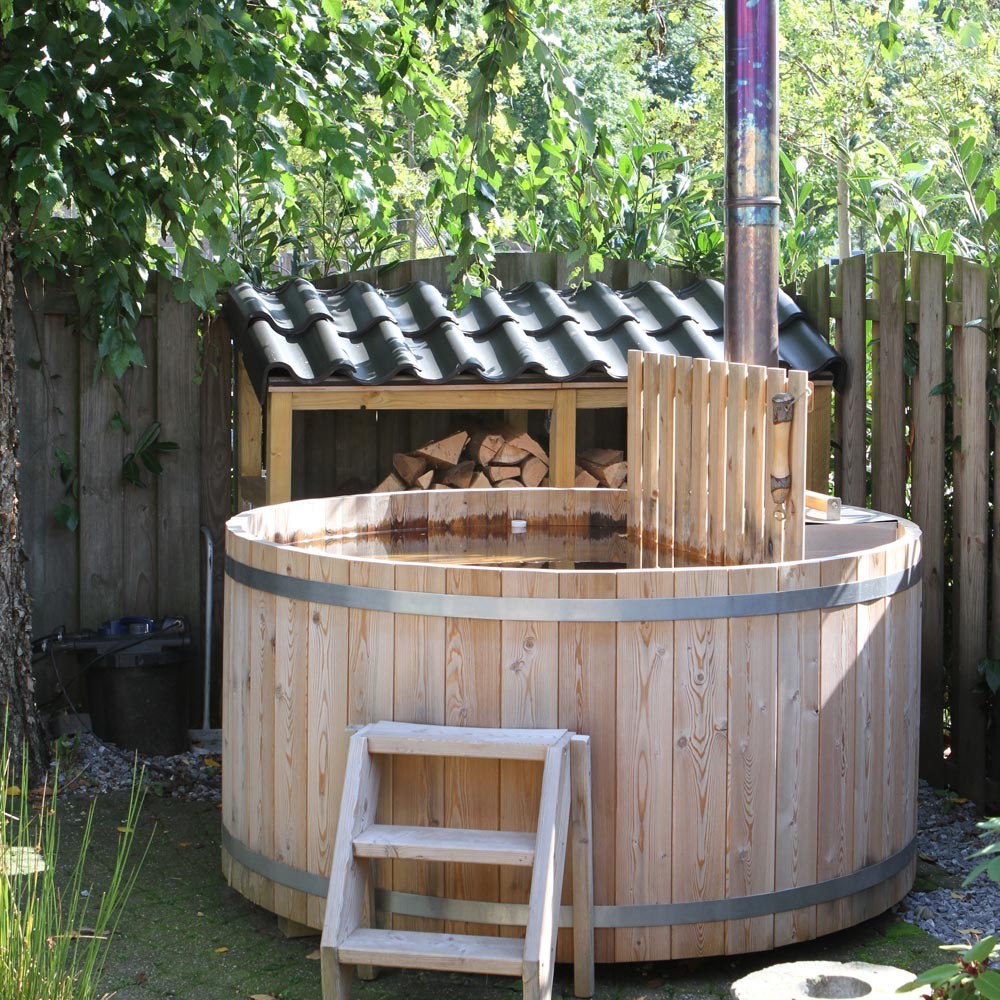 Houten hottub in de tuin Cerdic