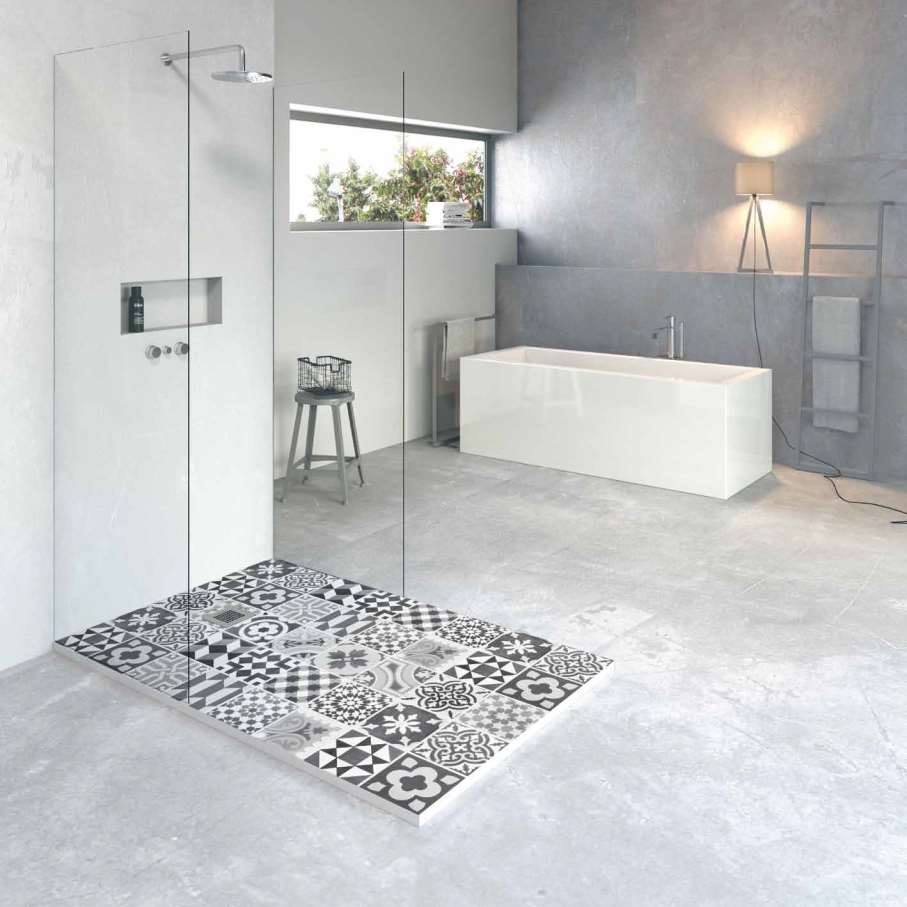 Trendy douchevloer met grafisch design. Een eyecatcher in de badkamer van Cross Tone #douchevloer #badkamer #badkamerinspiratie #douche #crosstone