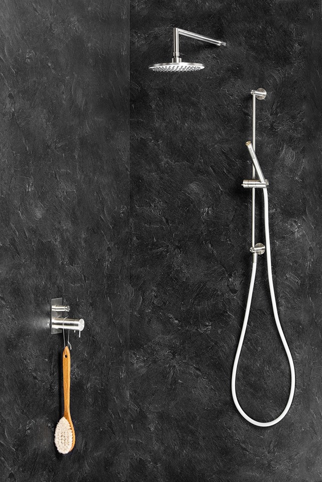 Douche achterwand Nuance Basalt Slate van Lavanto via Dekker Zevenhuizen. Douchegarnituur Flow #badkamer #douche
