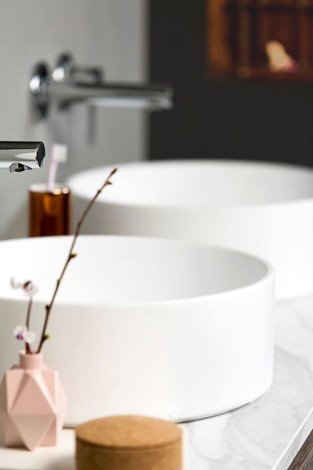 Opbouwkommen op badmeubel met houtlook en wandkranen via Dekker Zevenhuizen #badkamer