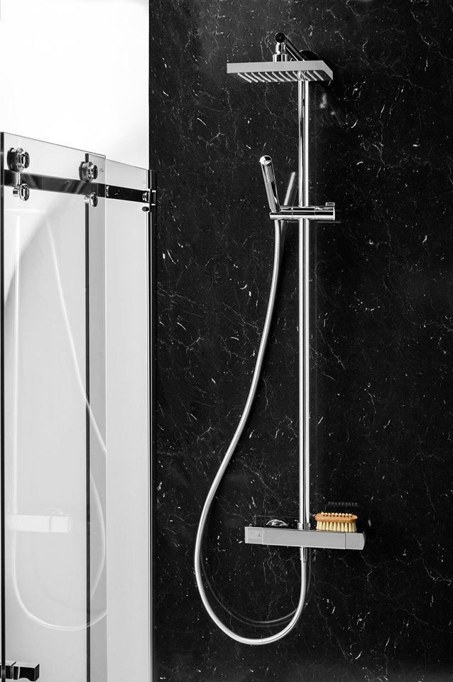 Achterwand voor de douche Lavanto Nuance Marble Noir & Doucheset Lavanto Dado via Dekker Zevenhuizen