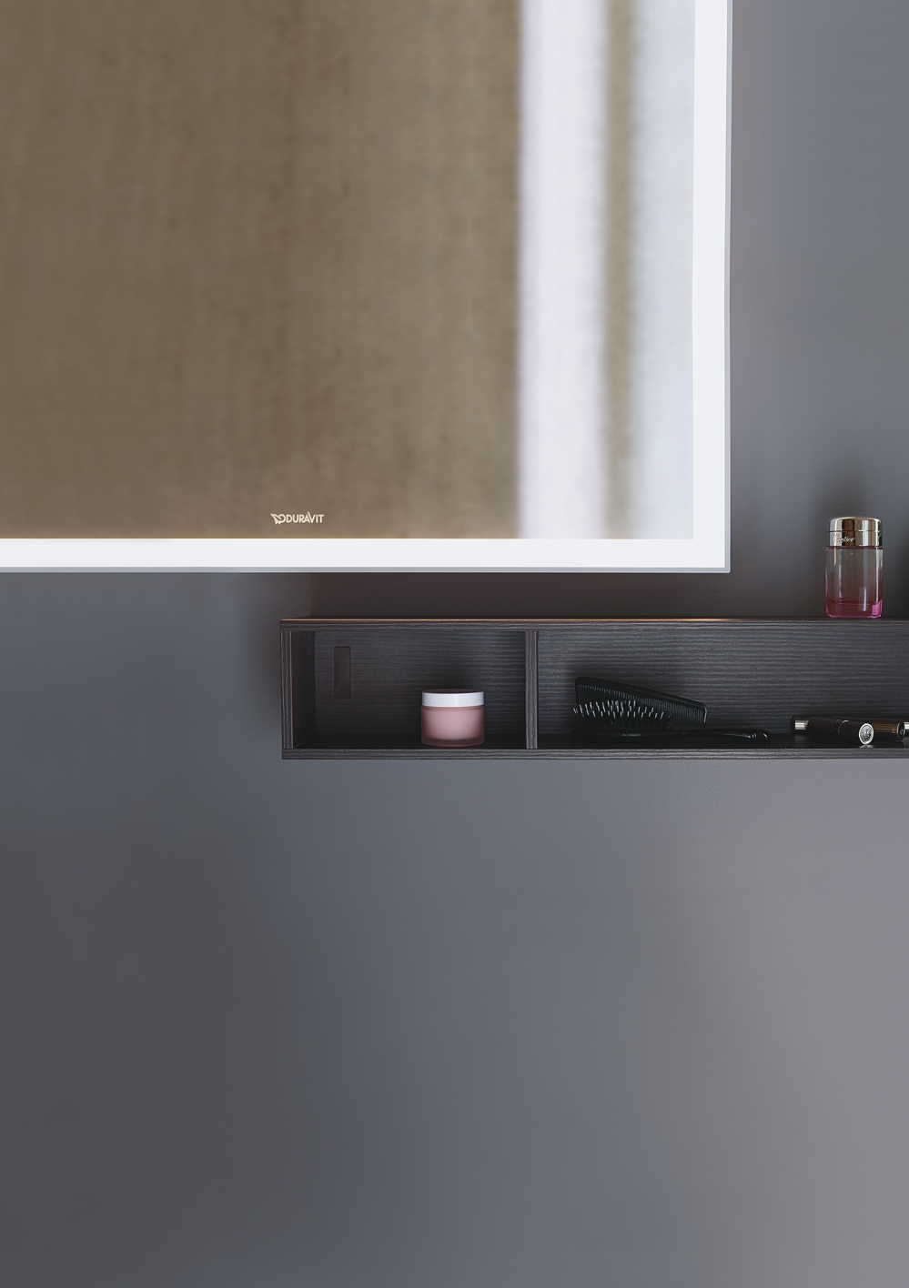 Duravit badkamermeubel met gestructureerde opbergruimte en schappen aan de muur L-Cube #duravit #badkamer #badkamerinspiratie #badkamermeubel