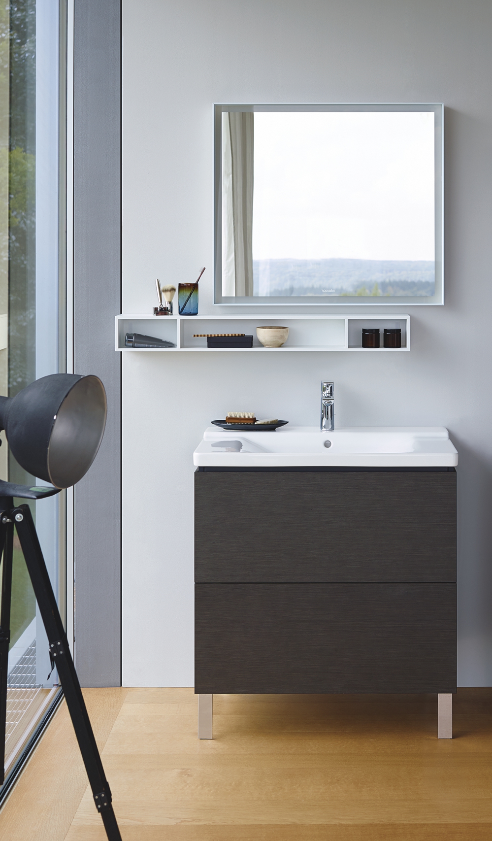 Duravit badkamermeubel met gestructureerde opbergruimte en schappen L-Cube aan de muur #duravit #badkamer #badkamerinspiratie #badkamermeubel