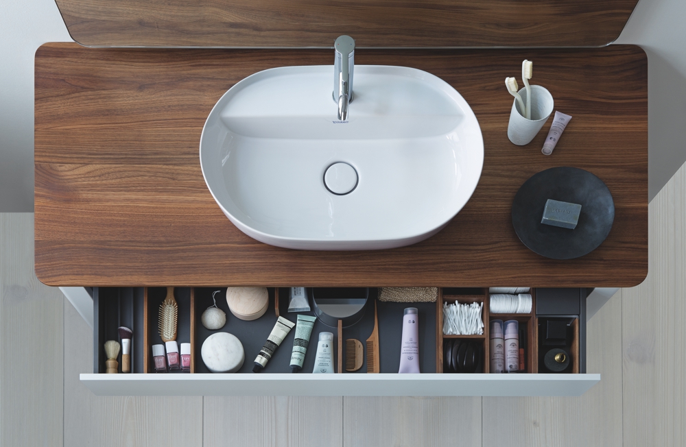 Duravit badkamermeubel met gestructureerde opbergruimte #duravit #badkamer #badkamerinspiratie #badkamermeubel