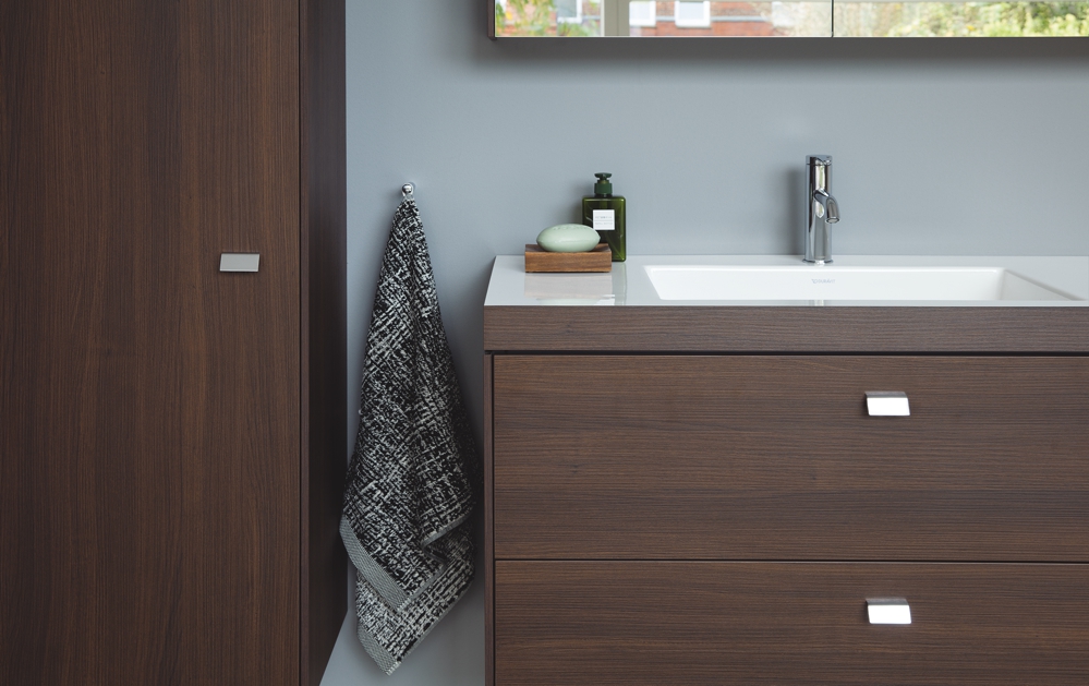 Duravit badkamermeubel met gestructureerde opbergruimte #duravit #badkamer #badkamerinspiratie #badkamermeubel