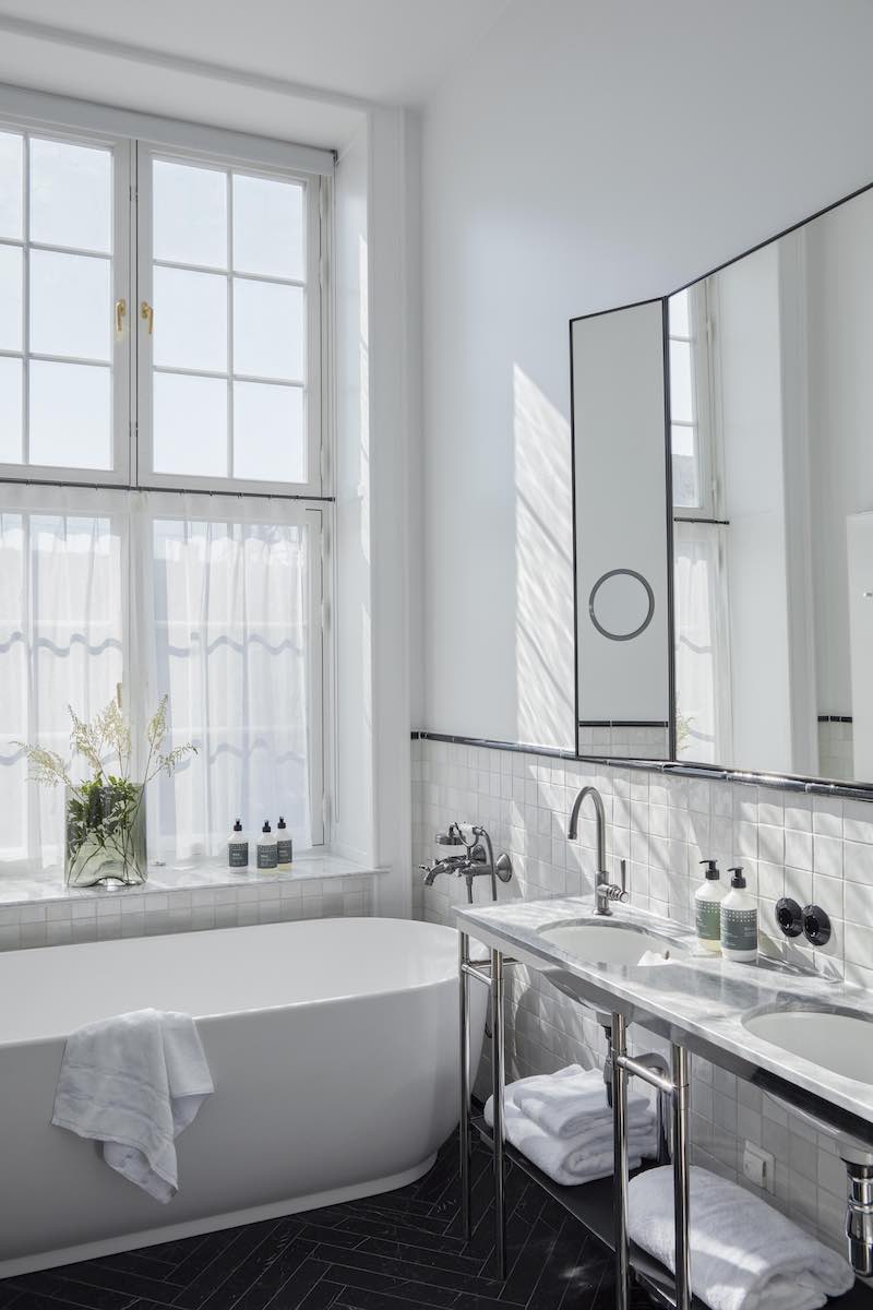 Luxe hotel badkamer met Scandinavisch karakter in villa Copenhagen #badkamer #hotel #marmer #bad #copenhagen #duravit