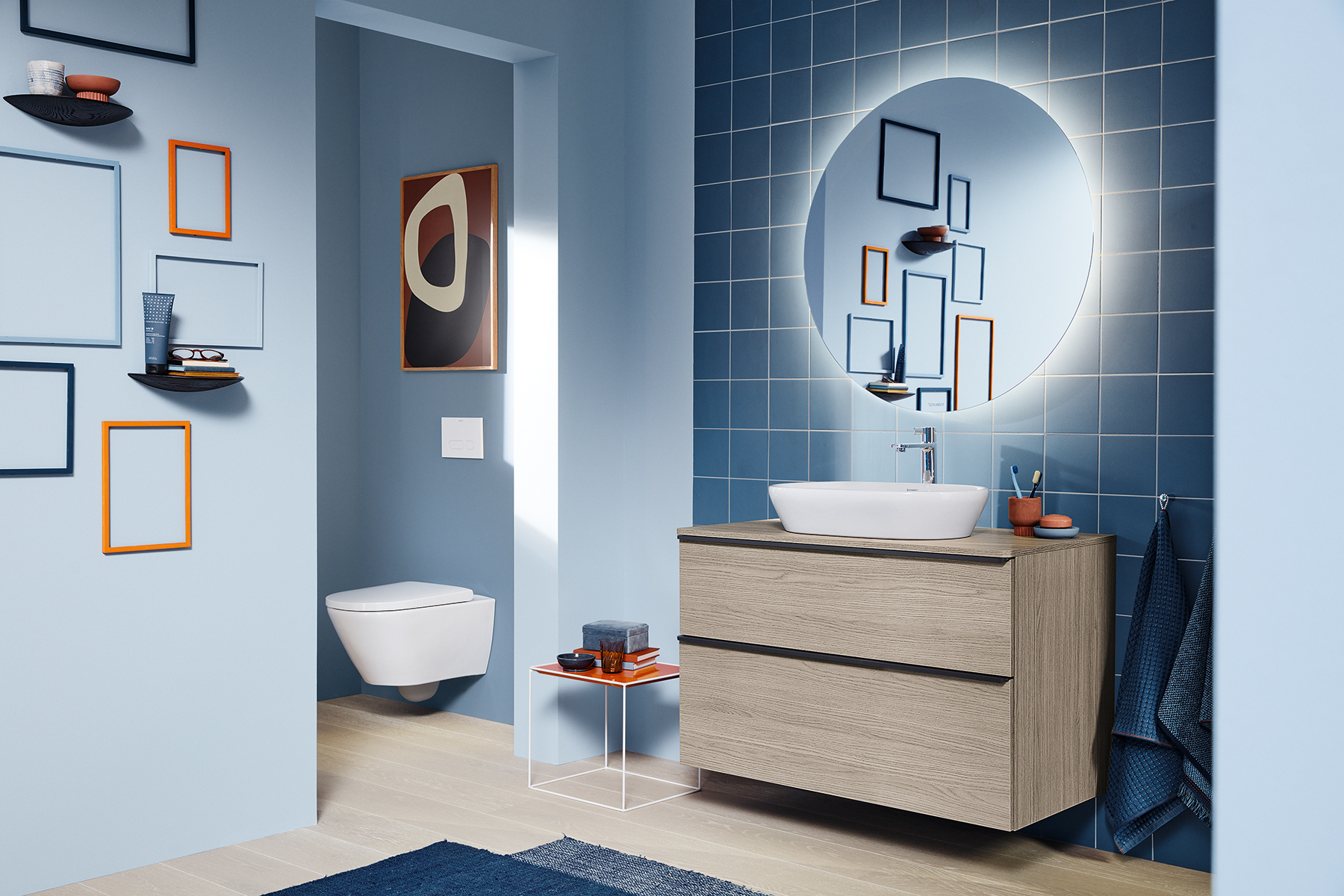 Duravit compleet badkamerserie D-Neo met badkamermeubel en ronde spiegel met led-verlichting #badkamermeubel #spiegel #badkamer #duravit #badkamerserie #dneo #completebadkamer #inspiratie #badkamermeubel